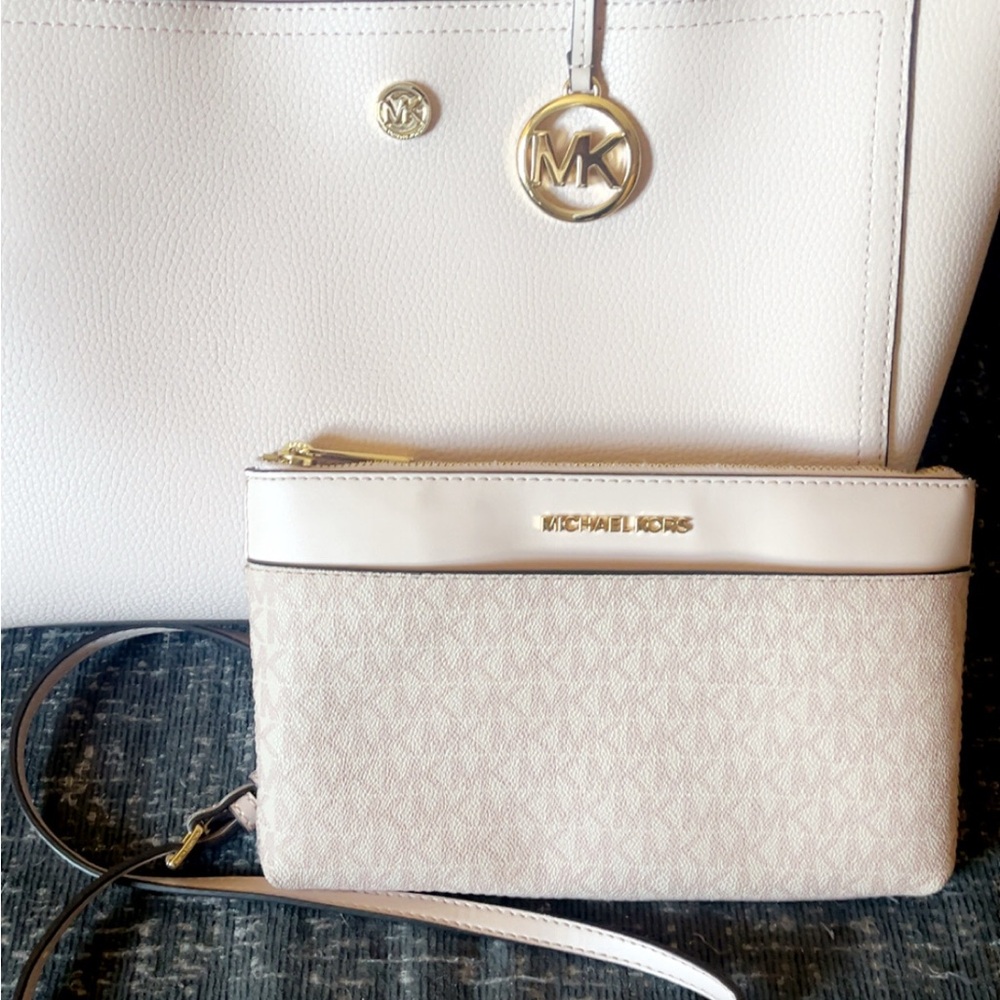 100% Authentic Michael Kors Pink Blush Leather Tote and Wristlet Set - Picture 2 of 8